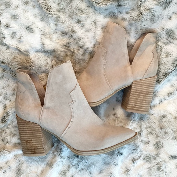 Chaya Pointed Toe Bootie NWOT - Picture 3 of 6